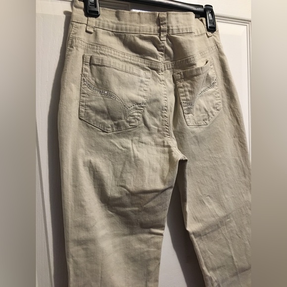 Woman’s Gloria Vanderbilt Jeans . - Picture 15 of 16